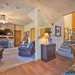 Central And Cozy Cabin About 1 Mi To Branson Strip!
