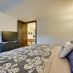 Condo With Balcony And Grill 3 Mi To Moonshine Beach!