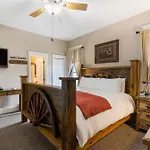 Historic Branson Hotel - Horseshoe Room With King Bed - Downtown - Free Tickets Included
