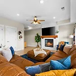 Lakeside Splendor: 9Br, Hot Tub, Arcade, Views!
