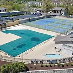 Table Rock Escape At Pointe Royale
