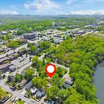 Downtown Branson Bungalow
