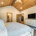 Branson Cabin With Pool Access And Private Boat Slip!