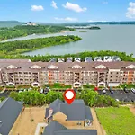 Golf Simulator- Private Hot Tub- Lake Views- Free Daily Tickets- Close To Attractions