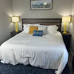 Cozy Condo With No Stairs, And Arcades! 5 Beds