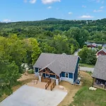Private Hot Tub, New Home In Trophy Run, Cmty Outdoor Pool, Free Daily Tickets To Local Attractions!