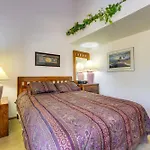 Cozy Condo With Golf Course View In Branson!