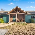 Cozy Lodge-Private Hot Tub-Walk To Lake Taneycomo-Free Attraction Tickets