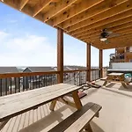 Modern Retreat Whot Tub Arcade & Stunning Views