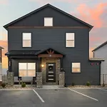 Pvt Outdoor Pool-Multiple Arcades-Pvt Hot Tub-Free Attraction Tickets-Firepit-Lake View