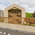 Branson Escape With Pool Access, Grill And Balcony!