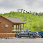 Branson Escape With Pool Access, Grill And Balcony!