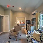Downtown Branson Cottage With Pool Access!