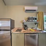 Downtown Branson Cottage With Pool Access!