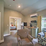 Downtown Branson Cottage With Pool Access!