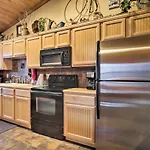 Cabin-Style Studio Right Off The Branson Strip!