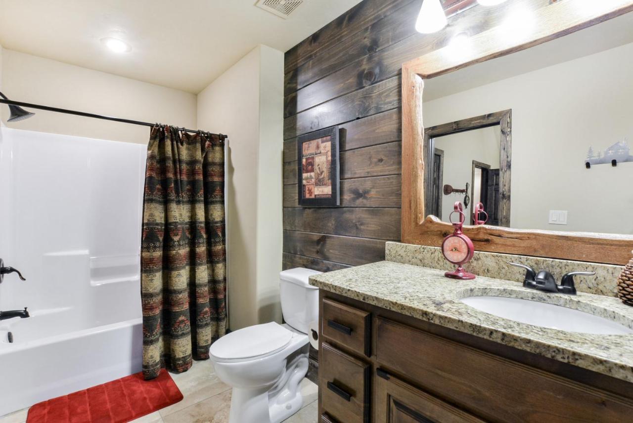 Luxury Lakefront Huge Pool Kayaks 2mi To Silver Dollar *