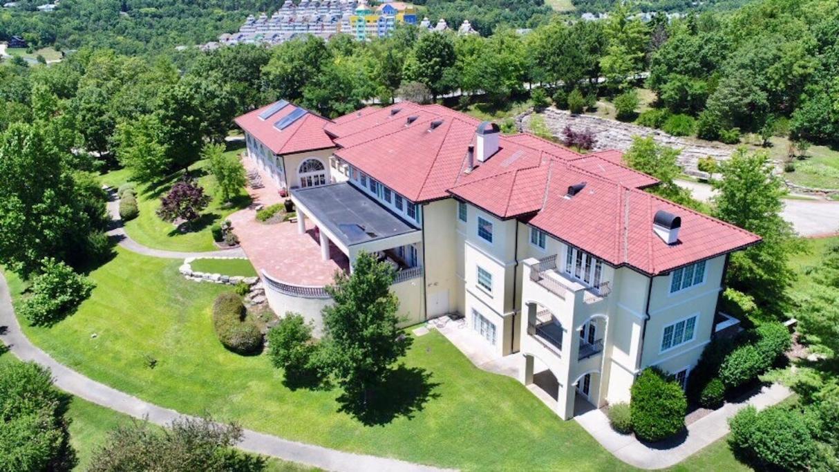 17500sqft Private Estate Indoorpool Hottub Big Lakeview Tennis Court Theater Sdc Holiday home Branson