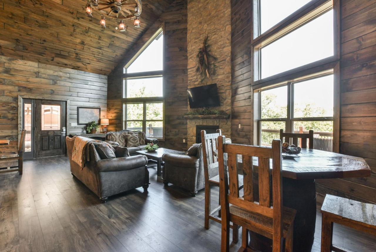 Watermill Cove Luxury Lakefront 2mi To Silver Dollar Huge Pool Holiday home