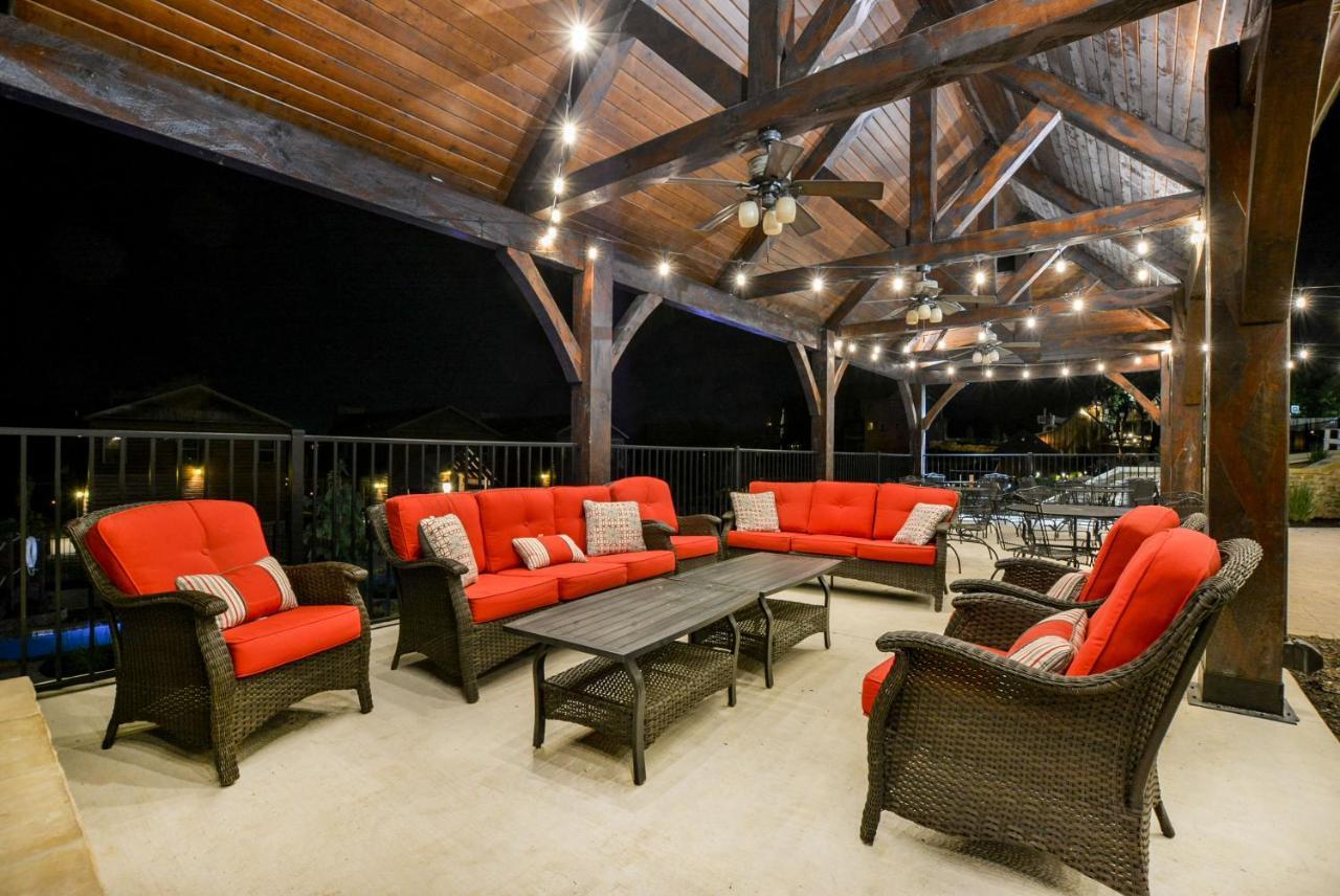 Watermill Cove Luxury Lakefront Huge Pool Hot Tubs 2mi To Silver Dollar Holiday home *