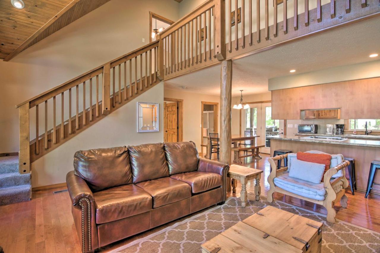 Holiday home Refined Near Silver Dollar City!
