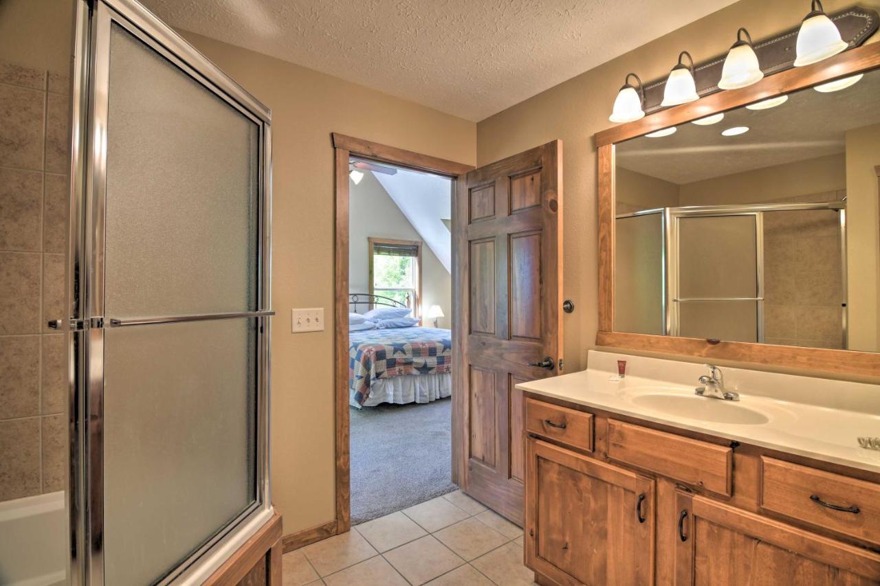 Holiday home Refined Near Silver Dollar City! *