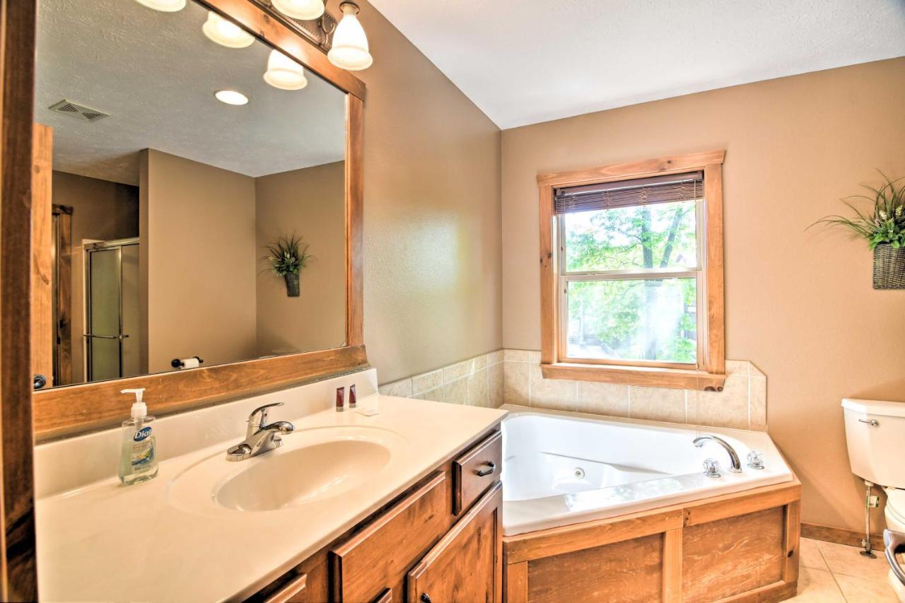 Holiday home Refined Near Silver Dollar City! *