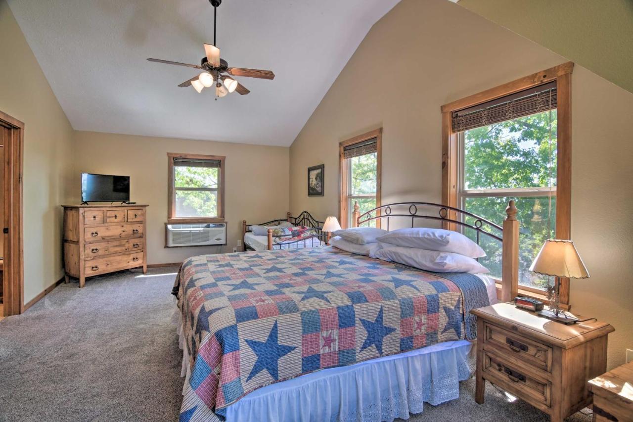 Holiday home Refined Near Silver Dollar City!