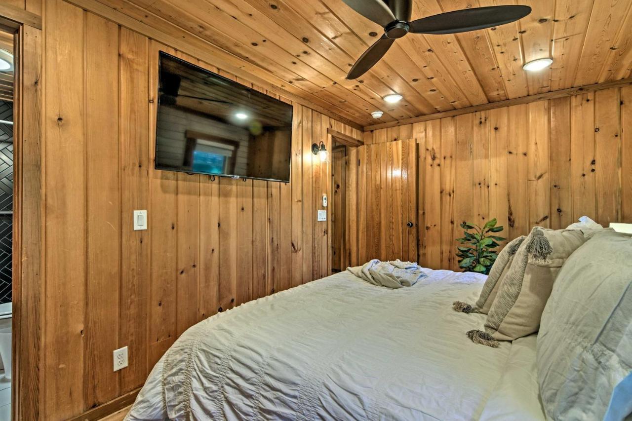 Holiday home Updated Cabin On Indian Point With Deck!