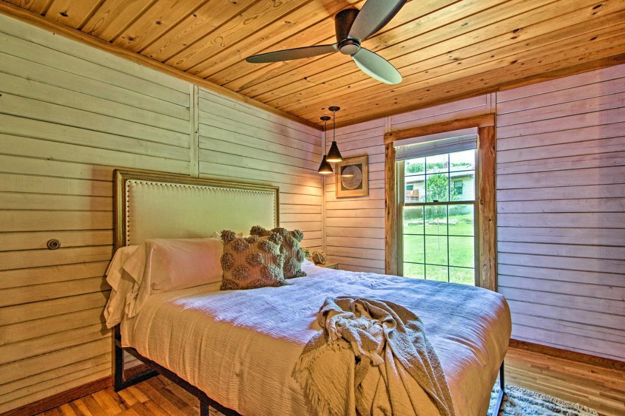 Holiday home Updated Cabin On Indian Point With Deck! Branson
