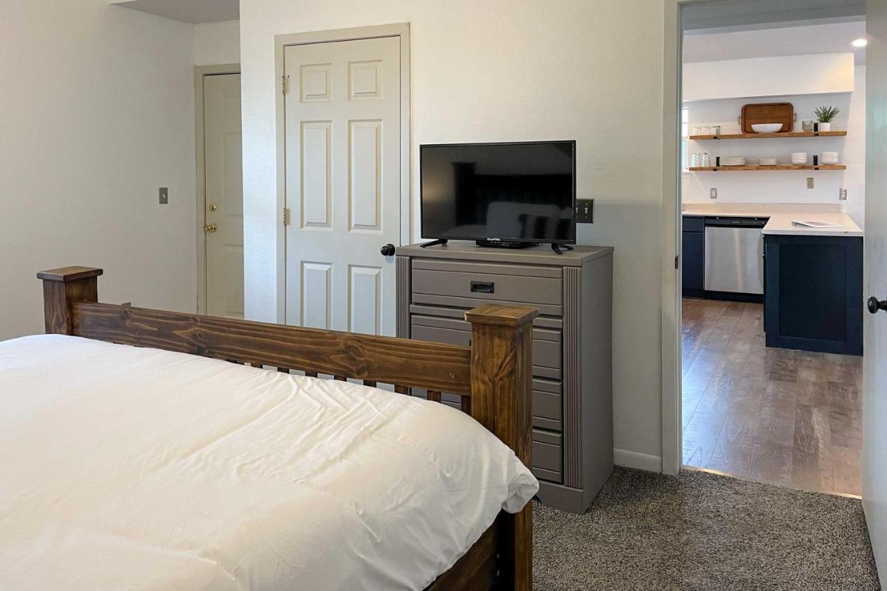 Apartment Condo With Golf Views 3 Mi To Branson Landing!