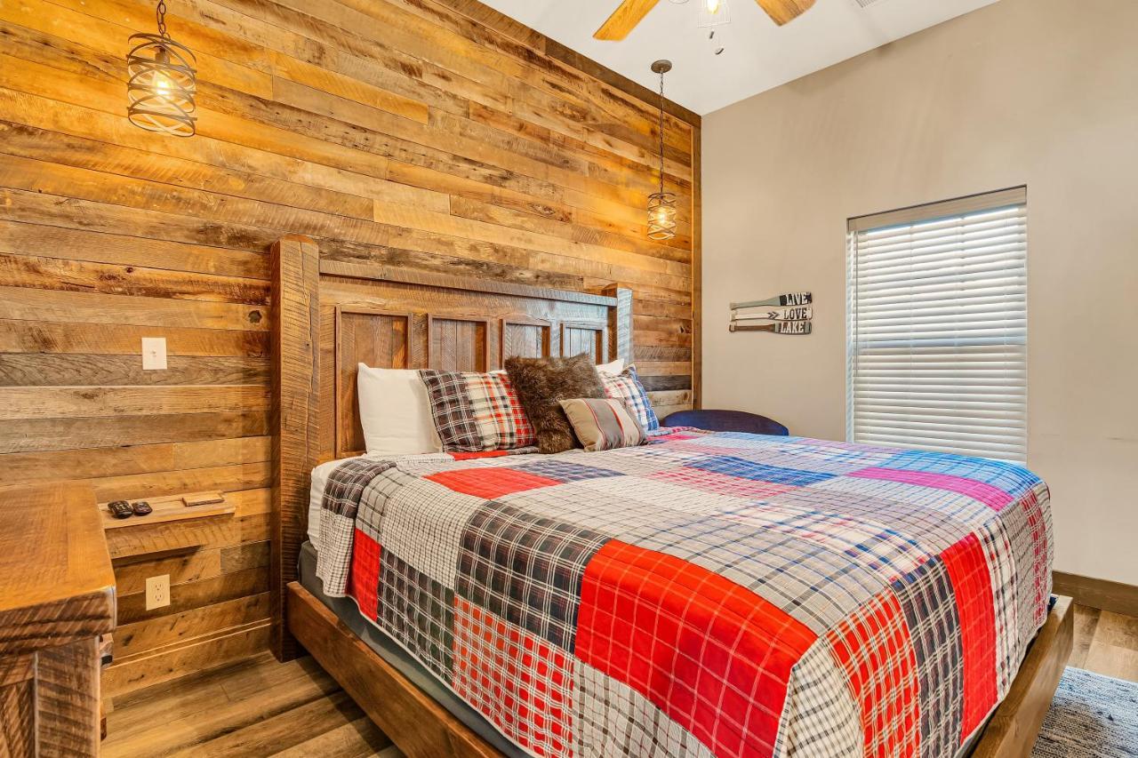 Lakefront Haven Holiday home
