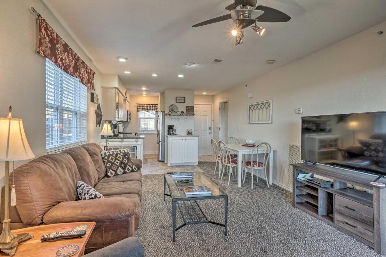 Apartment With Balcony, Near Silver Dollar City!
