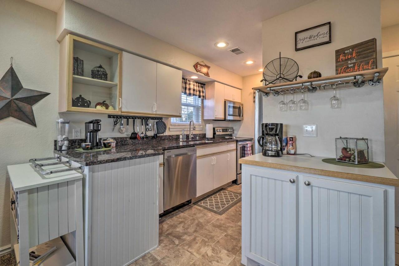 Apartment With Balcony, Near Silver Dollar City! *