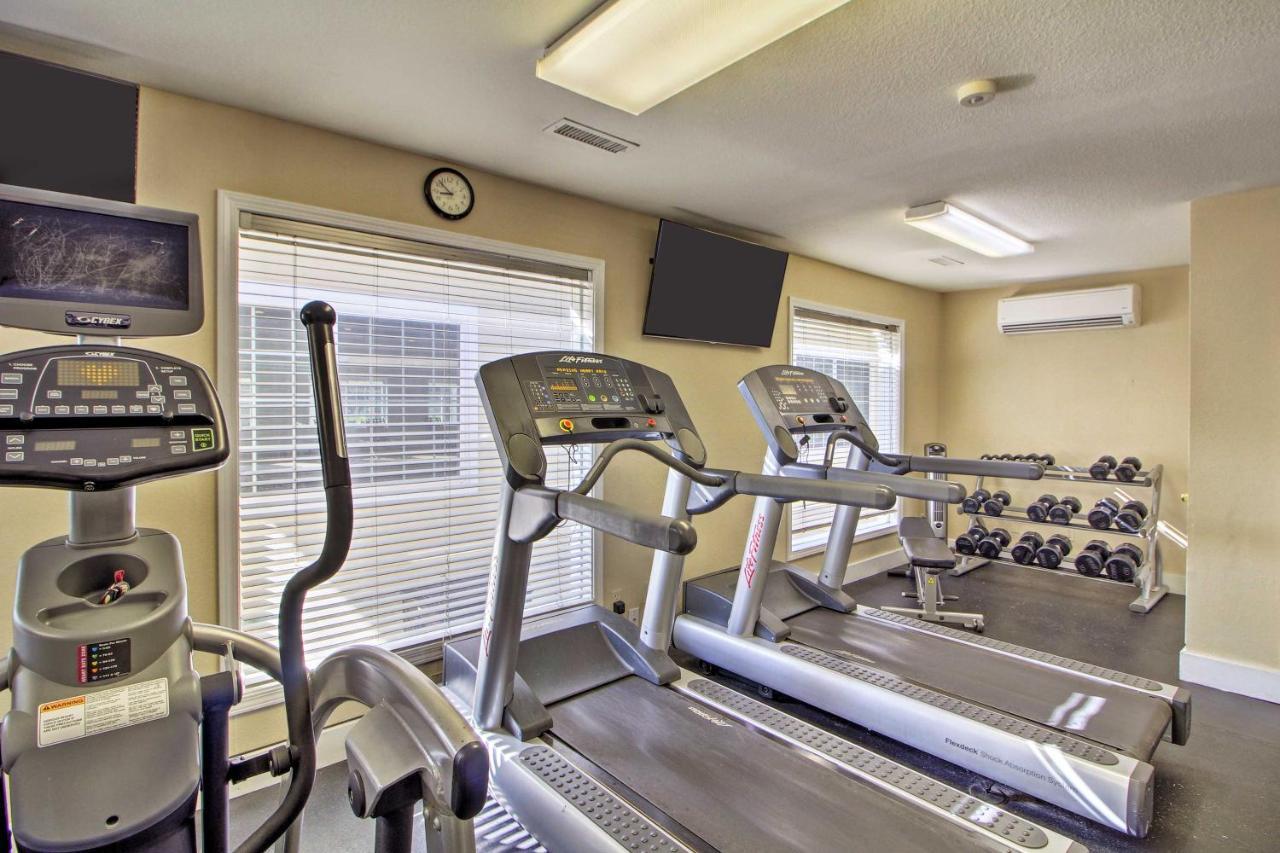 And Sunroom And Pool Access, Walk To Marina Apartment *