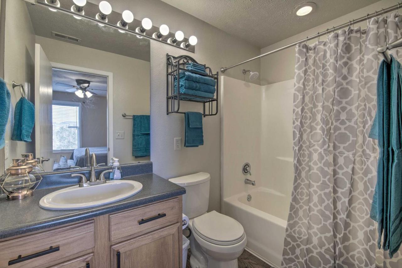Escape With Shared Pool, 5 Mi To Lake! Apartment
