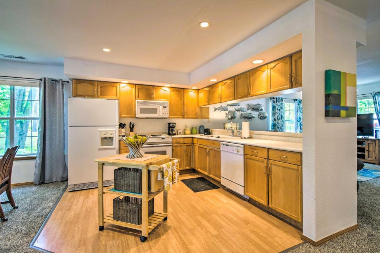 Apartment Waterfront Gem With Sunroom Less Than 4 Mi To Beach!