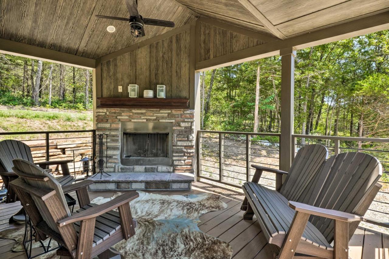 Tiny On 52 Acres With Private Lake! * Branson