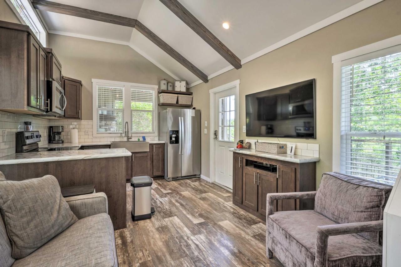 Tiny On 52 Acres With Private Lake! * Branson