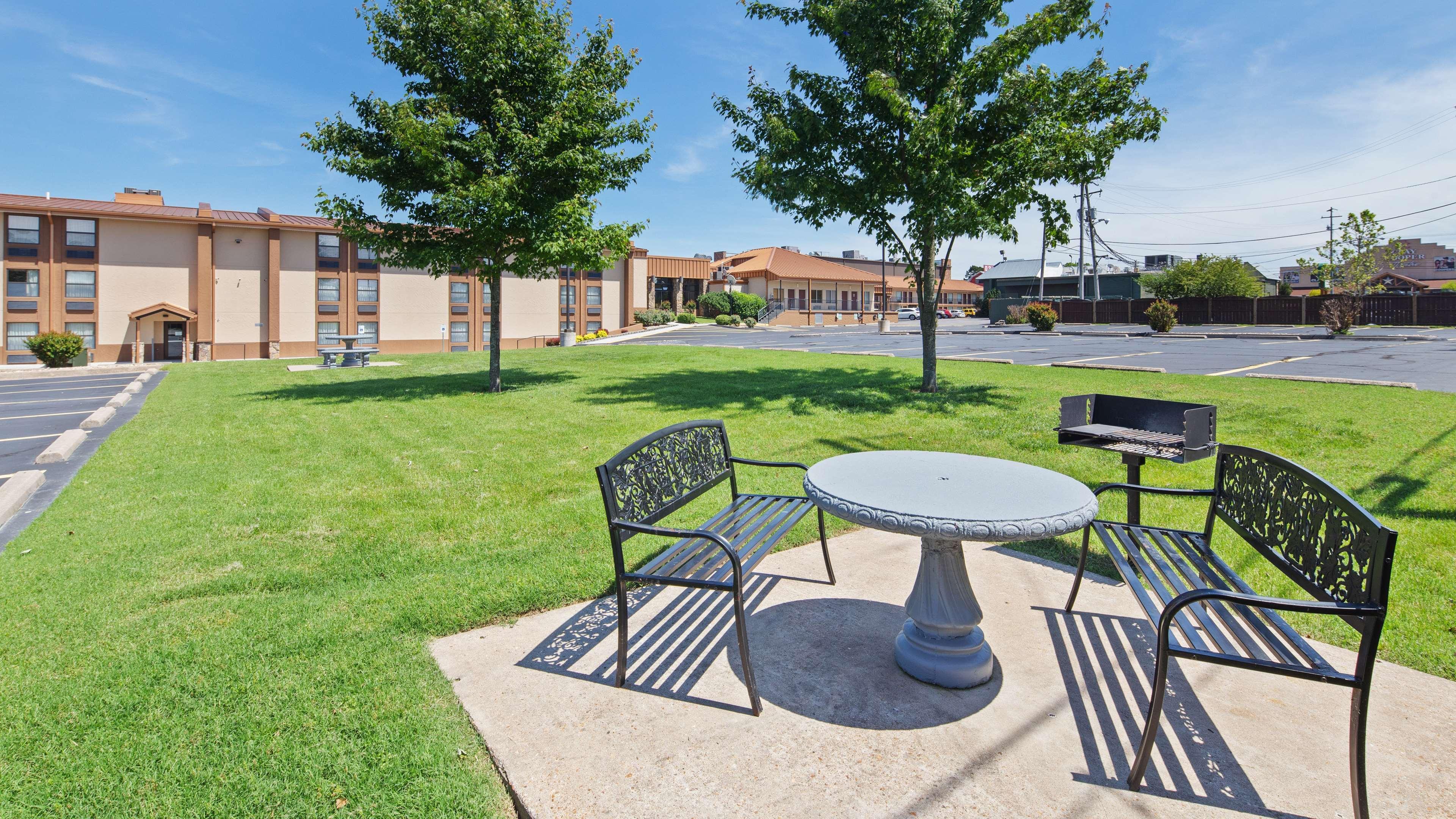 Western Center Pointe 3*