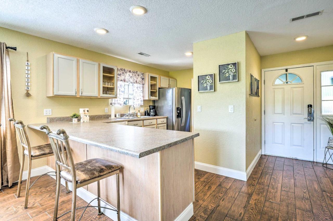 With Pool Access - Walk To Strip! Apartment *