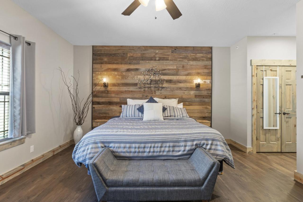 Lakefront Haven Lodge *
