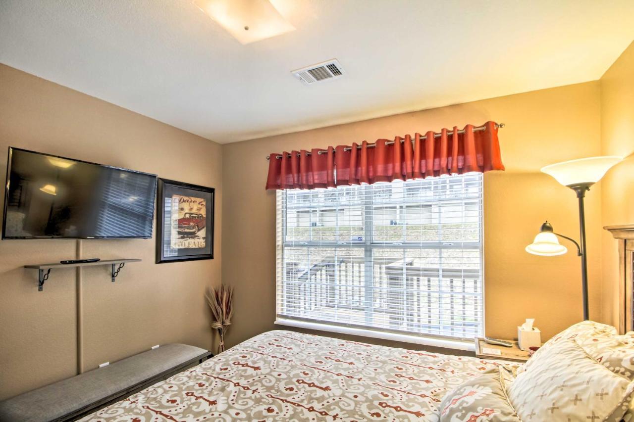 Apartment With Balcony, Near Silver Dollar City!