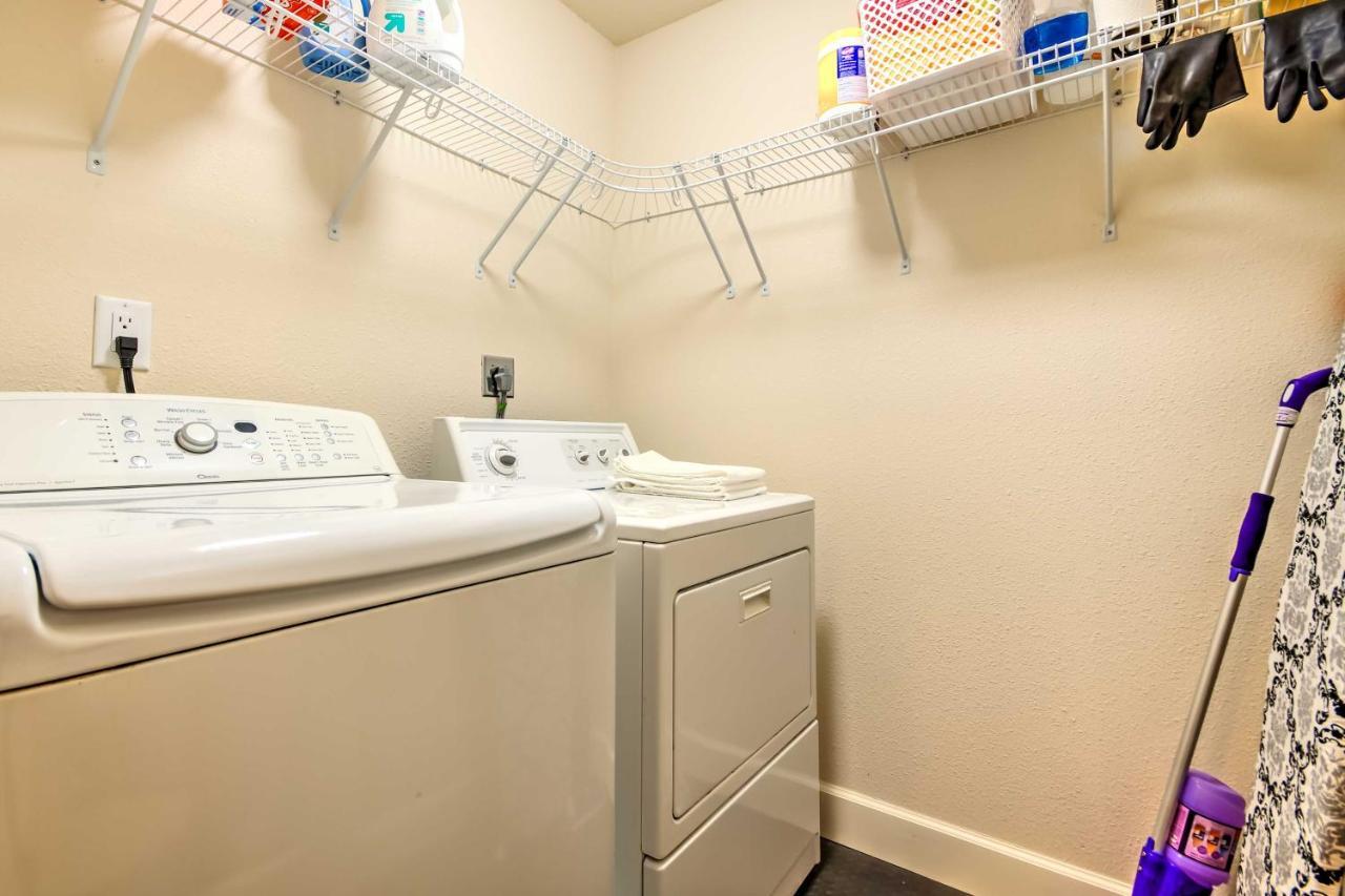 Gorgeous With Pool Near Strip! Apartment *
