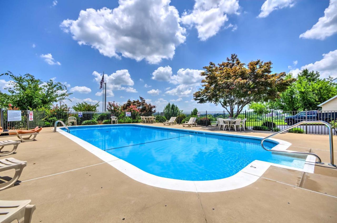 Gorgeous With Pool Near Strip!