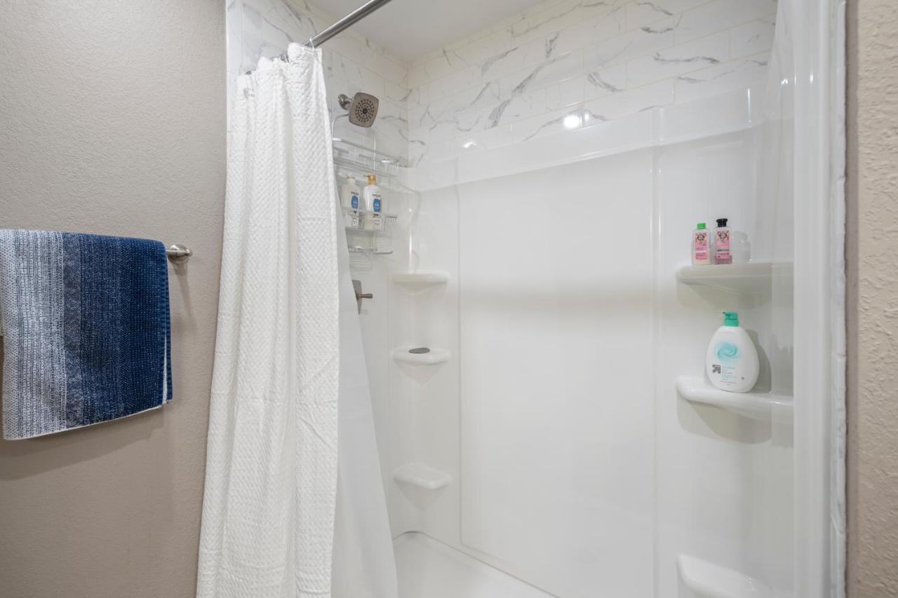 Hadley's Place At Pointe Royale, Pristine 2 Bed 2 Bath *