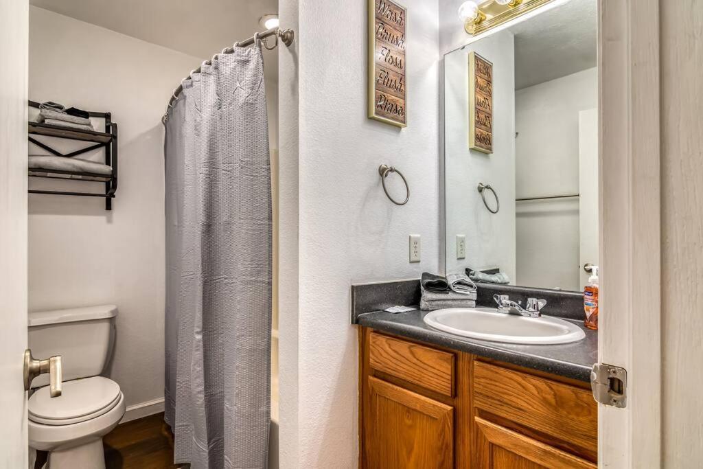 Cozy 3-bedroom Near Apartment *