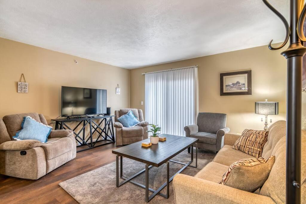 Cozy 3-bedroom Near Apartment