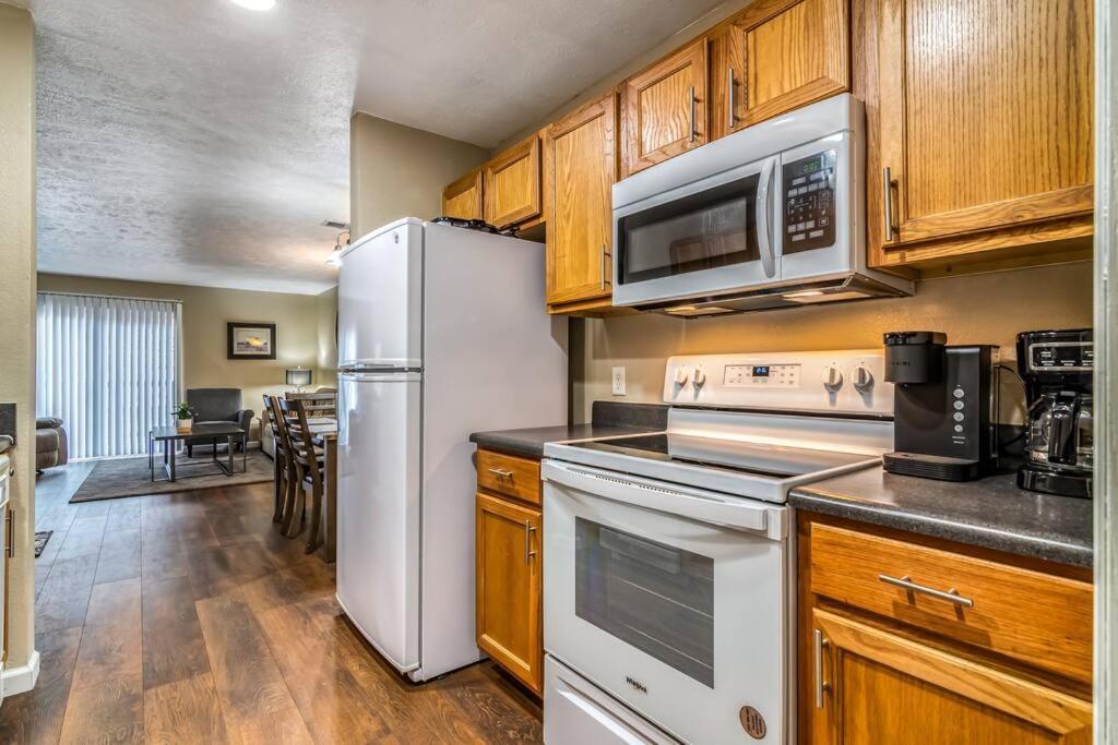 Cozy 3-bedroom Near Apartment