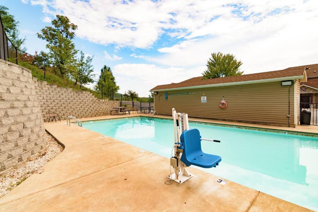 Cozy 3-bedroom Near Apartment *